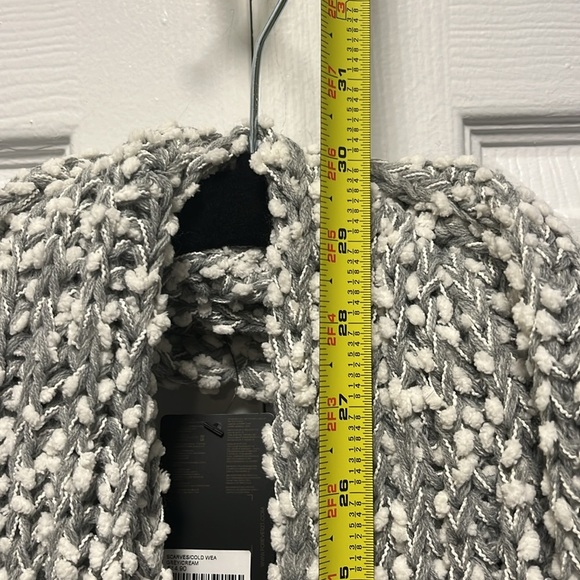 🤍 NWT Forever 21 Circle Scarf Chunky Knit Capsule Neutral Gray Cream 🤍 - Picture 6 of 6
